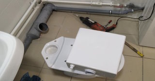 Установка напольного унитаза в Миассе: монтаж под ключ от СантехДомМсс от 5224 рублей.